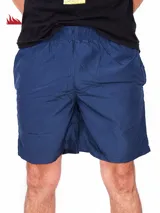 Short de baño azul con cintura elástica.