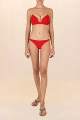Calzón de bikini rojo con ribete dorado, de cobertura media y tiro alto.