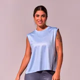 Musculosa celeste de poliéster, corte clásico y cuello redondo.