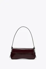 Bolso de hombro color borgoña con efecto charolado, solapa con cierre magnético y asa ajustable.