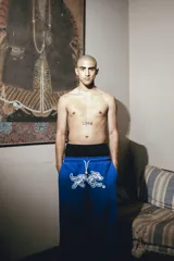 Pantalón azul de felpa de algodón con corte oversize y doble cintura simulando boxer. Estampa de perro blanco en el muslo.