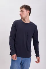 Remera de manga larga azul marino con bolsillo en el pecho.