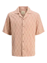 Camisa de manga corta Jack & Jones con cuello resort y cierre de botones. Diseño con estampado de espiga en tonos marrones y blancos. Confeccionada en tejido dobby 100% algodón.
