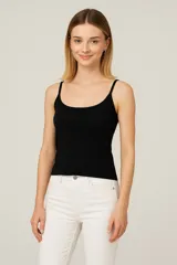 Musculosa negra de bretel fino.