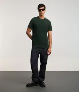 Remera azul marino de corte regular, confeccionada en tejido de piqué de algodón. Tiene cuello redondo con rib, mangas cortas y diseño liso.