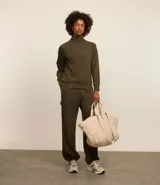 Pantalón deportivo color lila, confeccionado en microfibra pesada con viscosa certificada. Cuenta con cintura elástica ajustable, bolsillos cargo laterales y ajuste en el bajo.