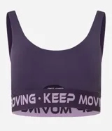 Top deportivo con breteles anchos, copas removibles, elástico estampado con la frase "Keep Moving" y espalda deportiva.