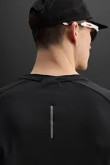 Camiseta deportiva color verde oliva de tejido ligero y elástico, con cuello redondo, manga corta y logo estampado en el bajo. Zara Athleticz.