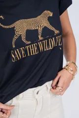 Remera negra de algodón con estampado de leopardo dorado y texto "Save the Wildlife".