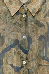 Camisa de manga larga con cuello solapa y estampado abstracto en tonos verde, marrón y azul.