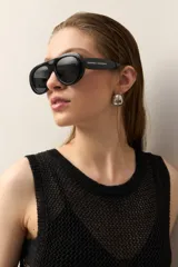 Vestido corto marrón de tejido de punto con textura.