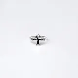 Anillo en plata 925 con diseño de cruz de la vida, ajustable en tamaño.