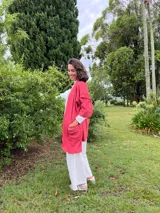 Kimono largo color crudo con estampado de lunares marrones, con mangas 3/4 y bolsillos laterales.