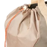 Bolso de mano en tono verde, con capacidad de 36 litros y diseño funcional.