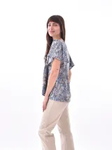 Blusa estampada con cuello en V y mangas cortas con volados.