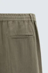 Pantalón de vestir color beige claro, de corte recto, confeccionado en lino.