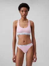 Conjunto Calvin Klein de top deportivo y tanga color rosa claro, con banda elástica blanca con logo de la marca.