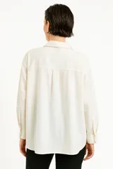 Camisa color marfil de corte holgado con mangas tres cuartos.