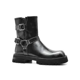 Bota de caña media color negro, con plataforma y suela track. Presenta dos correas con hebillas metálicas y arandelas decorativas.