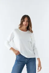 Remera blanca de algodón con mangas largas, cuello redondo y estampado frontal con la palabra 'Faith' en letras de diferentes colores.
