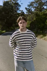 Buzo de manga larga con fit oversize cropped y cuello redondo. Mangas set-in para un mejor ajuste y comodidad. Confeccionado en tejido de rizo sin cepillar con superficie lisa y bucles internos.