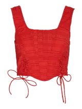 Top corto rojo con escote cuadrado, tirantes anchos y detalle de corsé con cordones laterales.