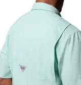 Camisa de manga corta Columbia Tamiami II para hombre, color verde agua. Confeccionada en tejido ripstop con tecnología Omni-Wick de secado rápido y protección solar Omni-Shade UPF 40. Cuenta con dos bolsillos frontales con cierre de velcro y soporte para caña de pescar.