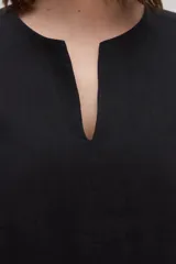 Blusa blanca de lino con escote en V y mangas cortas amplias.