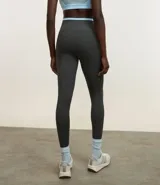 Calza deportiva gris con cintura contrastante en celeste.