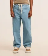 Pantalón de jean celeste, corte baggy relaxed, con cintura con trabillas y cordón ajustable.