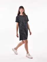 Vestido corto negro de manga corta, con cuello redondo y corte holgado, estilo camiseta.