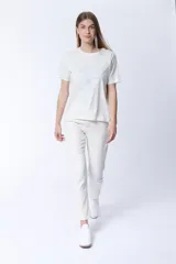 Pantalón jean de corte recto color crudo.