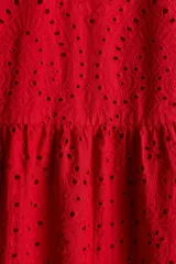 Vestido midi rojo de algodón con broderie, corte holgado, breteles finos dobles que se entrelazan en bucles y se atan en la espalda, escote en V, pinzas en el busto, elástico fino en la espalda, fruncido escalonado para dar volumen y bajo festoneado.