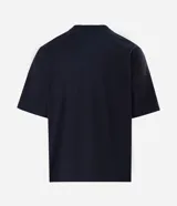 Remera oversized negra de algodón con cuello redondo, mangas cortas amplias y estampado frontal con la palabra "PEACE" en blanco, acompañada de dos líneas horizontales blancas.