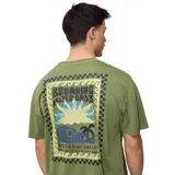 Remera verde de manga corta con estampado pequeño en el pecho.