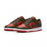 Championes Nike Dunk Low Retro, color rojo y verde oliva, con suela blanca y cordones verde oliva.