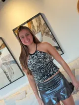 Pollera corta con volado en el ruedo, confeccionada en tela con lentejuelas doradas.