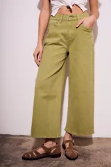 Pantalón jean color verde oliva, de corte wide leg y tiro medio.