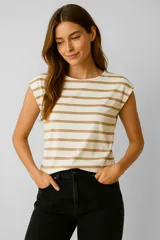 Remera de algodón a rayas color beige y marrón, de manga corta, corte al cuerpo y cuello bote.