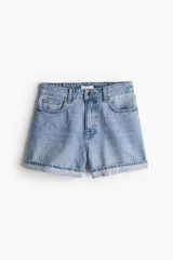 Short de jean celeste, de tiro alto, con cinco bolsillos y ruedo con dobladillo cosido.