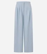 Pantalón de sastrería color celeste, de corte pantalona con pliegues delanteros y tiro alto.