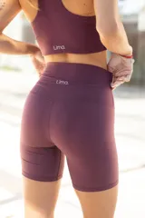 Calza corta deportiva color verde militar, de tiro alto y calce ajustado.