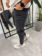 Jean negro gastado de corte skinny con lycra.