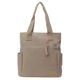 Bolso tipo tote de lona color beige, con compartimento principal, bolsillo frontal con cierre de cremallera y tirador de cordón trenzado, y bolsillos laterales. Incluye asas de hombro fijas y parche frontal decorativo.