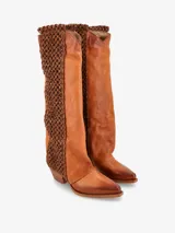 Bota de caña alta color negro, con detalle de tramado en los laterales, punta fina y taco ancho bajo. Fabricada en cuero.