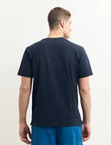 Remera de manga corta color petróleo, de corte recto y cuello redondo.