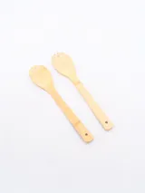 Set de dos cucharas de bambú para servir ensalada.