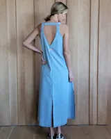 Vestido largo color marrón claro, de corte suelto, con breteles finos y escote en V.