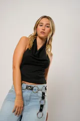 Top negro con cuello halter y drapeado, confeccionado en tejido de punto suave.