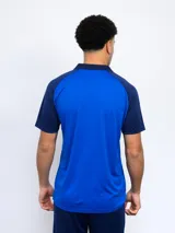 Remera polo de hombre con mangas cortas y cuello clásico. Diseño en color azul con mangas blancas y escudo del Club Nacional de Football bordado en el pecho.